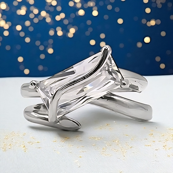 ๐ 18K Gold Plated Adjustable Ring Stunning Cubic Zirconia Fits Sizes 7-8 - Picture 1 of 13